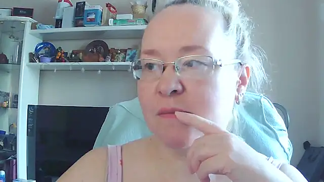 Snapshot of Viola27 chatting on 07/06/26, 08:44 Viola27 online show from 07/06/26, 08:44