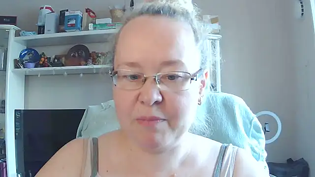 Snapshot of Viola27 chatting on 07/20/26, 11:01 Viola27 online show from 07/20/26, 11:01