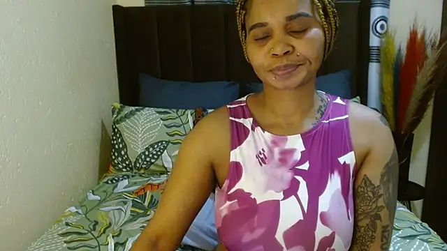 Snapshot of NaughtyLuux12 chatting on 07/23/26, 04:21 NaughtyLuux12 online show from 07/23/26, 04:21
