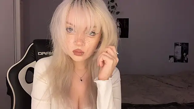 Snapshot of Velvets_Vixens01 chatting on 06/18/26, 05:50 Velvets Vixens01 online show from 06/18/26, 05:50