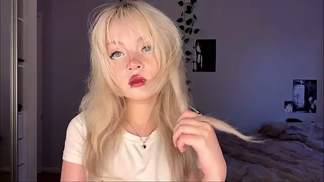 Snapshot of Velvets_Vixens01 chatting on 06/24/26, 05:45 Velvets Vixens01 online show from 06/24/26, 05:45