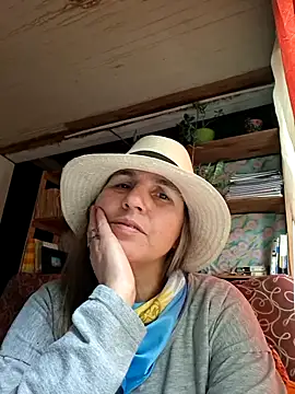 Snapshot of Almaradiante chatting on 07/15/26, 06:02 Almaradiante online show from 07/15/26, 06:02