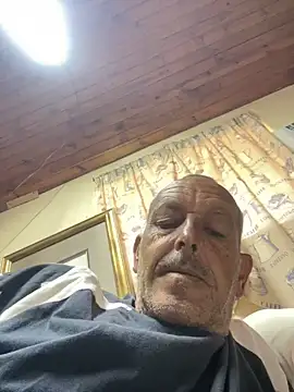 Snapshot of GeldenKuy chatting on 07/11/26, 11:35 GeldenKuy online show from 07/11/26, 11:35