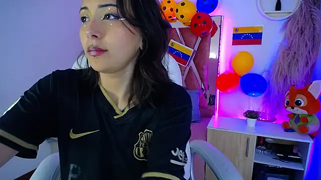 Snapshot of Camiila__1 chatting on 06/16/26, 11:35 Camiila 1 online show from 06/16/26, 11:35