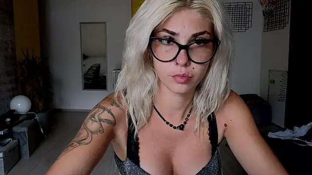 Sarahcamsx online show from 07/16/26, 08:53