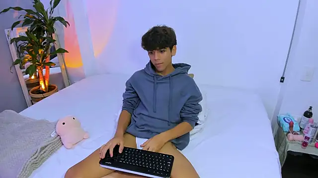 Snapshot of Samy_Twink chatting on 06/25/26, 03:06 Samy Twink online show from 06/25/26, 03:06