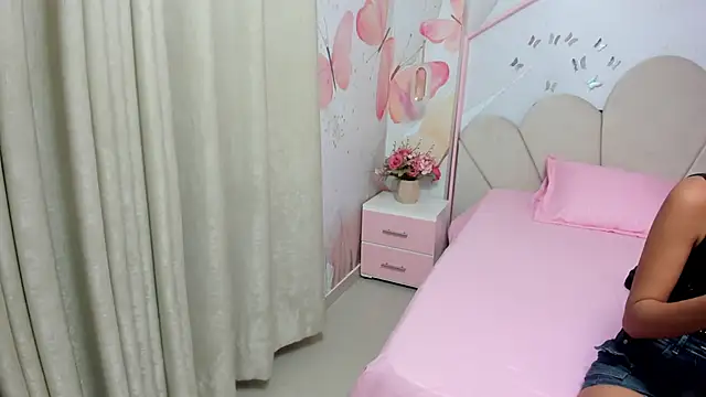 Snapshot of Millieskinny18 chatting on 06/18/26, 02:56 Millieskinny18 online show from 06/18/26, 02:56