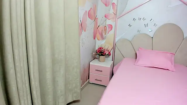 Snapshot of Millieskinny18 chatting on 06/19/26, 03:00 Millieskinny18 online show from 06/19/26, 03:00