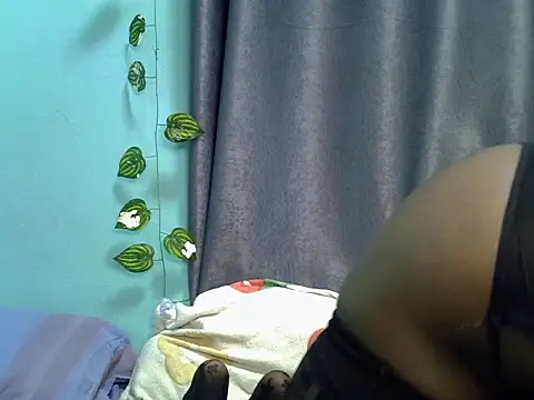 Snapshot of slit_quin chatting on 07/06/26, 06:10 slit quin online show from 07/06/26, 06:10
