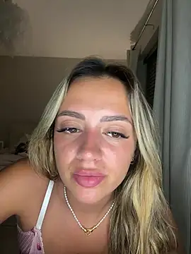 Snapshot of Harrietbronzex chatting on 06/30/26, 10:22 Harrietbronzex online show from 06/30/26, 10:22