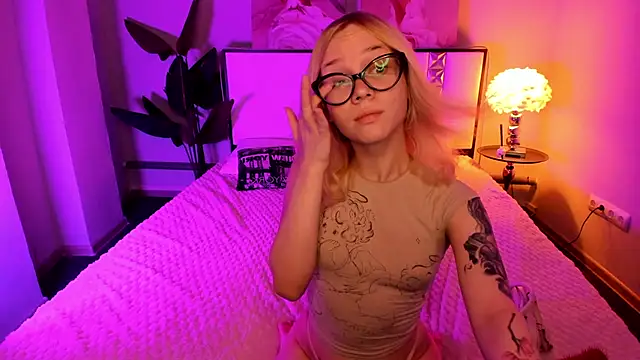 Snapshot of Amely_18 chatting on 06/16/26, 04:04 Amely 18 online show from 06/16/26, 04:04
