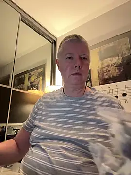 Snapshot of cumboy chatting on 12/15/24, 11:09 cumboy online show from 12/15/24, 11:09