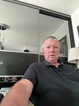 Snapshot of cumboy chatting on 10/06/25, 12:13 cumboy online show from 10/06/25, 12:13