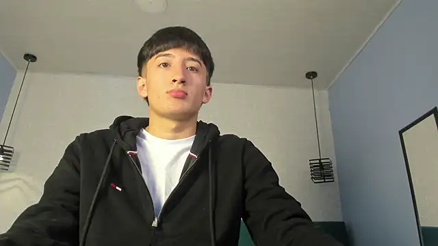 Snapshot of alejo_leon chatting on 06/19/26, 01:15 alejo leon online show from 06/19/26, 01:15