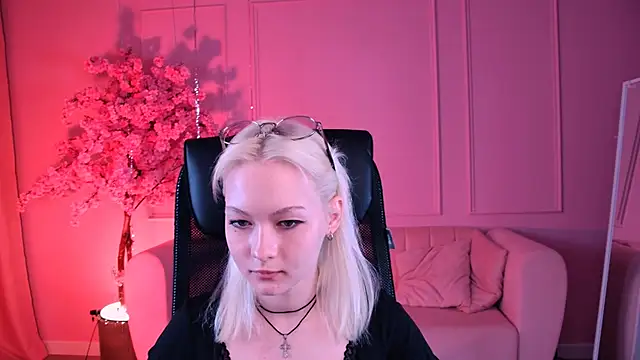 Snapshot of OliviaVale chatting on 06/20/26, 09:56 OliviaVale online show from 06/20/26, 09:56