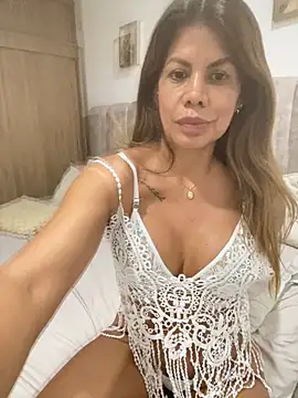 Snapshot of Valen_Milf4u chatting on 07/11/26, 12:46 Valen Milf4u online show from 07/11/26, 12:46