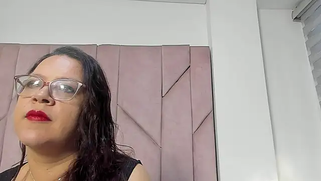 ELLE HADID online show from 07/25/26, 12:14