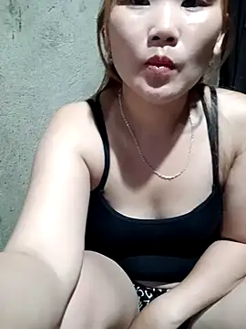 Snapshot of Emma-18h chatting on 06/28/26, 02:01 Emma-18h online show from 06/28/26, 02:01