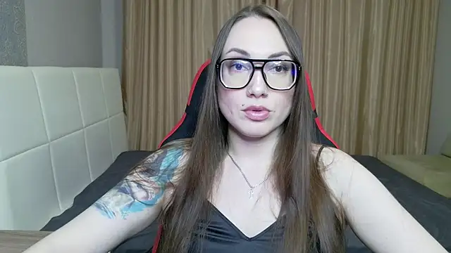 Snapshot of CarolineGlow_ chatting on 07/21/26, 05:15 CarolineGlow online show from 07/21/26, 05:15