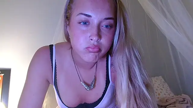 Snapshot of rozzygrace chatting on 07/24/26, 02:42 rozzygrace online show from 07/24/26, 02:42