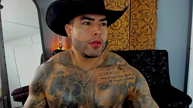 Snapshot of Aaron_Vega chatting on 08/03/26, 01:49 Aaron Vega online show from 08/03/26, 01:49
