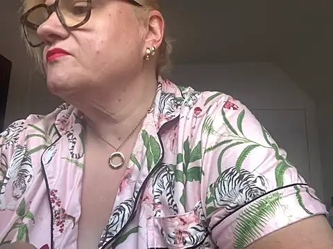 Snapshot of ExperiencedCurvyBelle chatting on 08/06/26, 05:59 ExperiencedCurvyBelle online show from 08/06/26, 05:59
