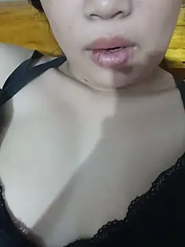 Snapshot of Quynhnhu_bb chatting on 08/08/26, 09:06 Quynhnhu bb online show from 08/08/26, 09:06