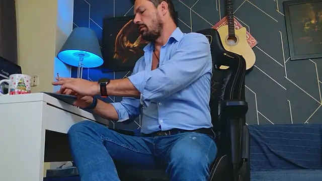 Snapshot of ChrisKox chatting on 09/14/25, 05:56 ChrisKox online show from 09/14/25, 05:56