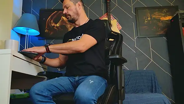 Snapshot of ChrisKox chatting on 10/14/25, 06:25 ChrisKox online show from 10/14/25, 06:25