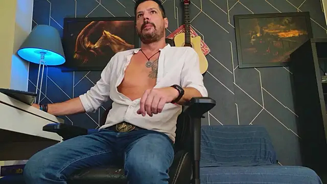 Snapshot of ChrisKox chatting on 10/21/25, 01:56 ChrisKox online show from 10/21/25, 01:56