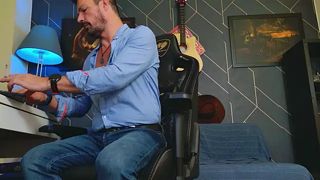 Snapshot of ChrisKox chatting on 10/22/25, 03:51 ChrisKox online show from 10/22/25, 03:51