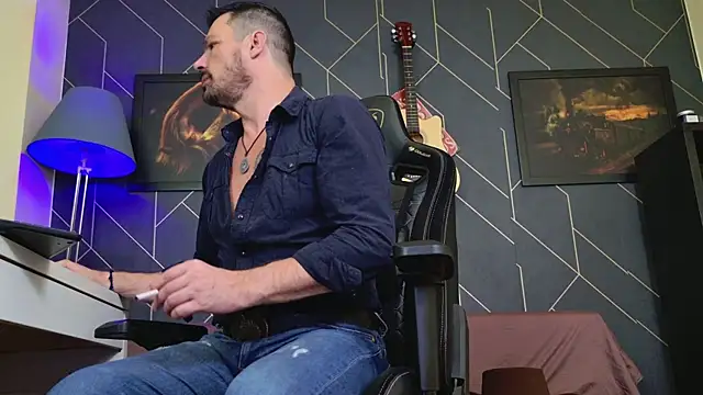 Snapshot of ChrisKox chatting on 12/04/25, 02:32 ChrisKox online show from 12/04/25, 02:32