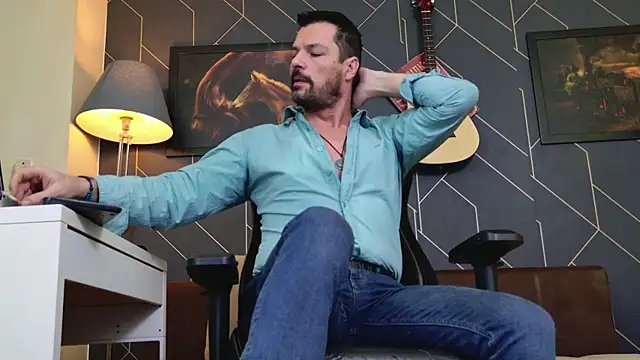 Snapshot of ChrisKox chatting on 12/21/25, 02:13 ChrisKox online show from 12/21/25, 02:13