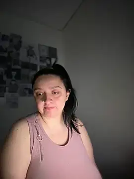 Snapshot of aliceayres797 chatting on 04/26/26, 03:04 aliceayres797 online show from 04/26/26, 03:04