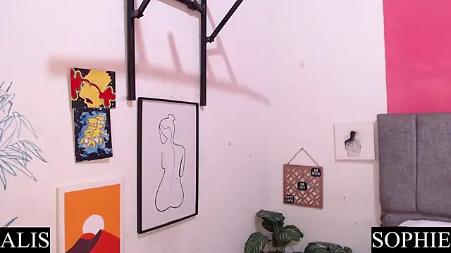 Snapshot of Sophie_And_Alis chatting on 03/09/25, 01:48 Sophie And Alis online show from 03/09/25, 01:48