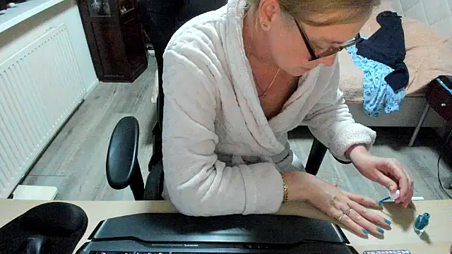 minoesje37 online show from 03/09/25, 08:10