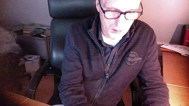 Snapshot of outlaw200 chatting on 01/01/25, 02:42 outlaw200 online show from 01/01/25, 02:42