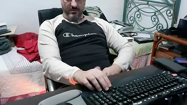 Snapshot of Italian_dark_desire chatting on 01/10/26, 09:30 Italian dark desire online show from 01/10/26, 09:30