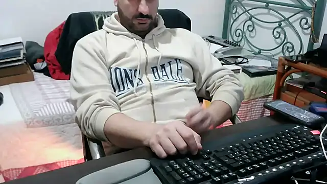 Snapshot of Italian_dark_desire chatting on 01/18/26, 07:06 Italian dark desire online show from 01/18/26, 07:06