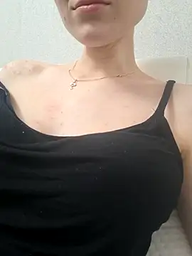 YogisticJuli666 online show from 10/31/25, 05:19