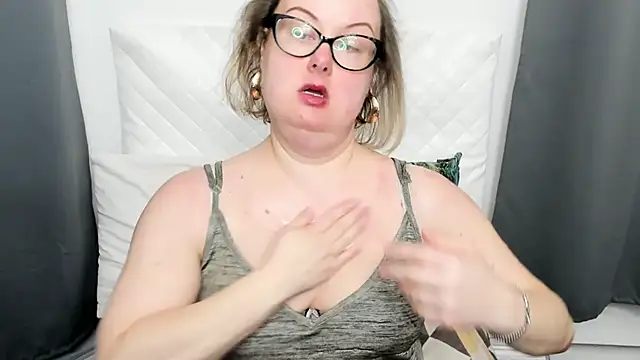 Snapshot of dirtyBonnie chatting on 03/16/26, 05:44 dirtyBonnie online show from 03/16/26, 05:44