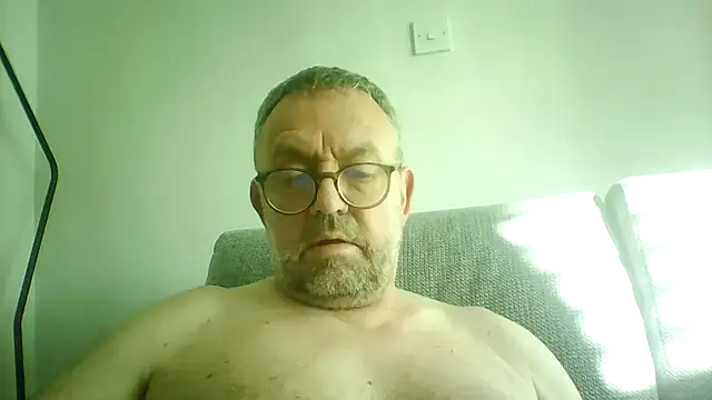 Snapshot of DrewDongle chatting on 10/24/25, 02:24 DrewDongle online show from 10/24/25, 02:24