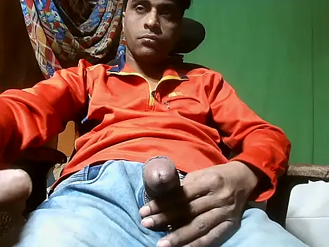 Snapshot of desiboy1101 chatting on 12/18/24, 02:06 desiboy1101 online show from 12/18/24, 02:06