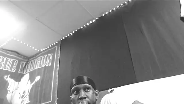 Snapshot of iBreakHeartz chatting on 09/21/25, 02:46 iBreakHeartz online show from 09/21/25, 02:46