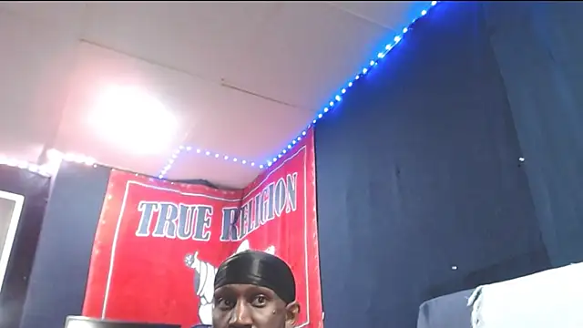 Snapshot of iBreakHeartz chatting on 09/30/25, 02:38 iBreakHeartz online show from 09/30/25, 02:38