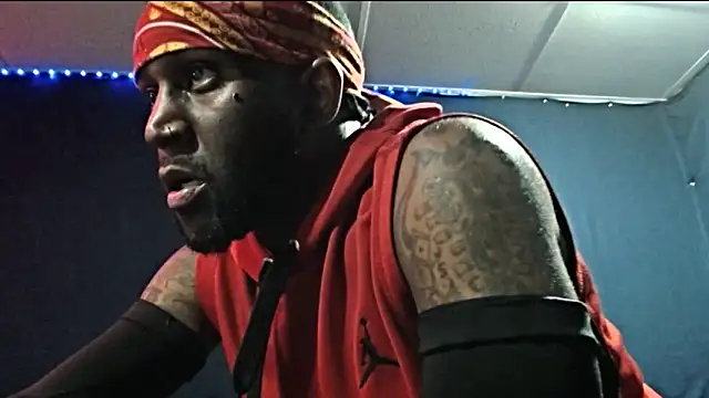 Snapshot of iBreakHeartz chatting on 11/04/25, 02:38 iBreakHeartz online show from 11/04/25, 02:38