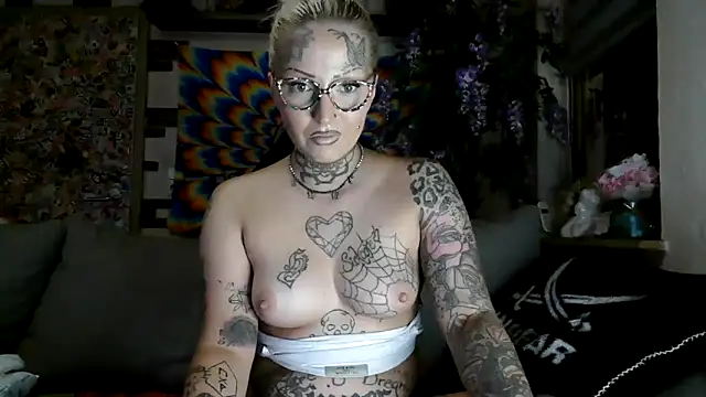 Snapshot of RoxxyInk chatting on 10/08/25, 09:12 RoxxyInk online show from 10/08/25, 09:12