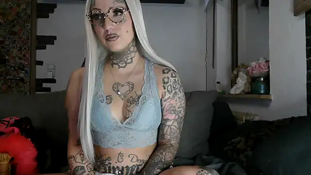 Snapshot of RoxxyInk chatting on 02/12/26, 01:33 RoxxyInk online show from 02/12/26, 01:33