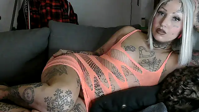 Snapshot of RoxxyInk chatting on 02/22/26, 01:07 RoxxyInk online show from 02/22/26, 01:07