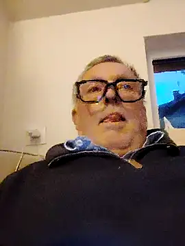 Snapshot of Corref chatting on 10/28/25, 05:04 Corref online show from 10/28/25, 05:04